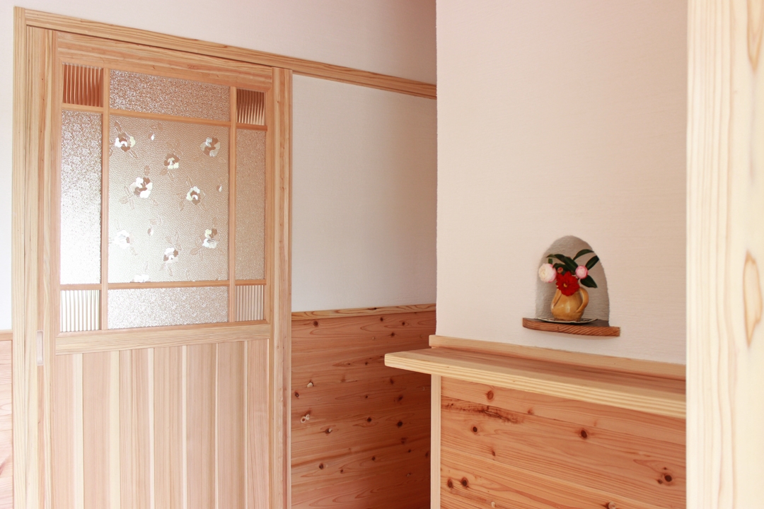 無垢の木と漆喰で作る自然素材のもくせい工舎の家・山香町・玄関ホール