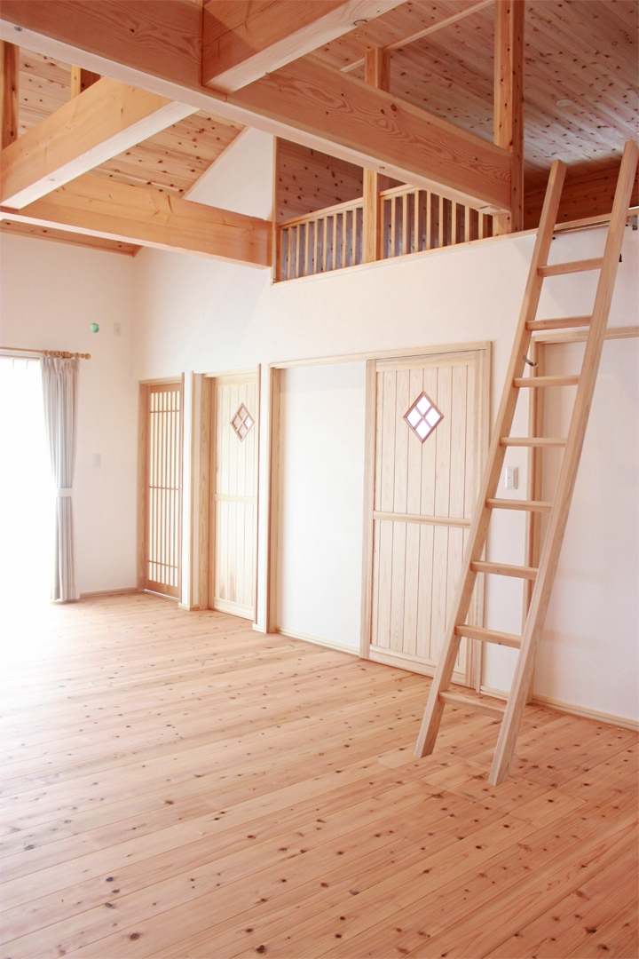 無垢の木と漆喰で作る自然素材のもくせい工舎の家・山香町・リビング