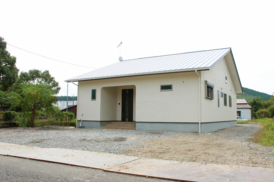 無垢の木と漆喰で作る自然素材のもくせい工舎の家・山香町・外観