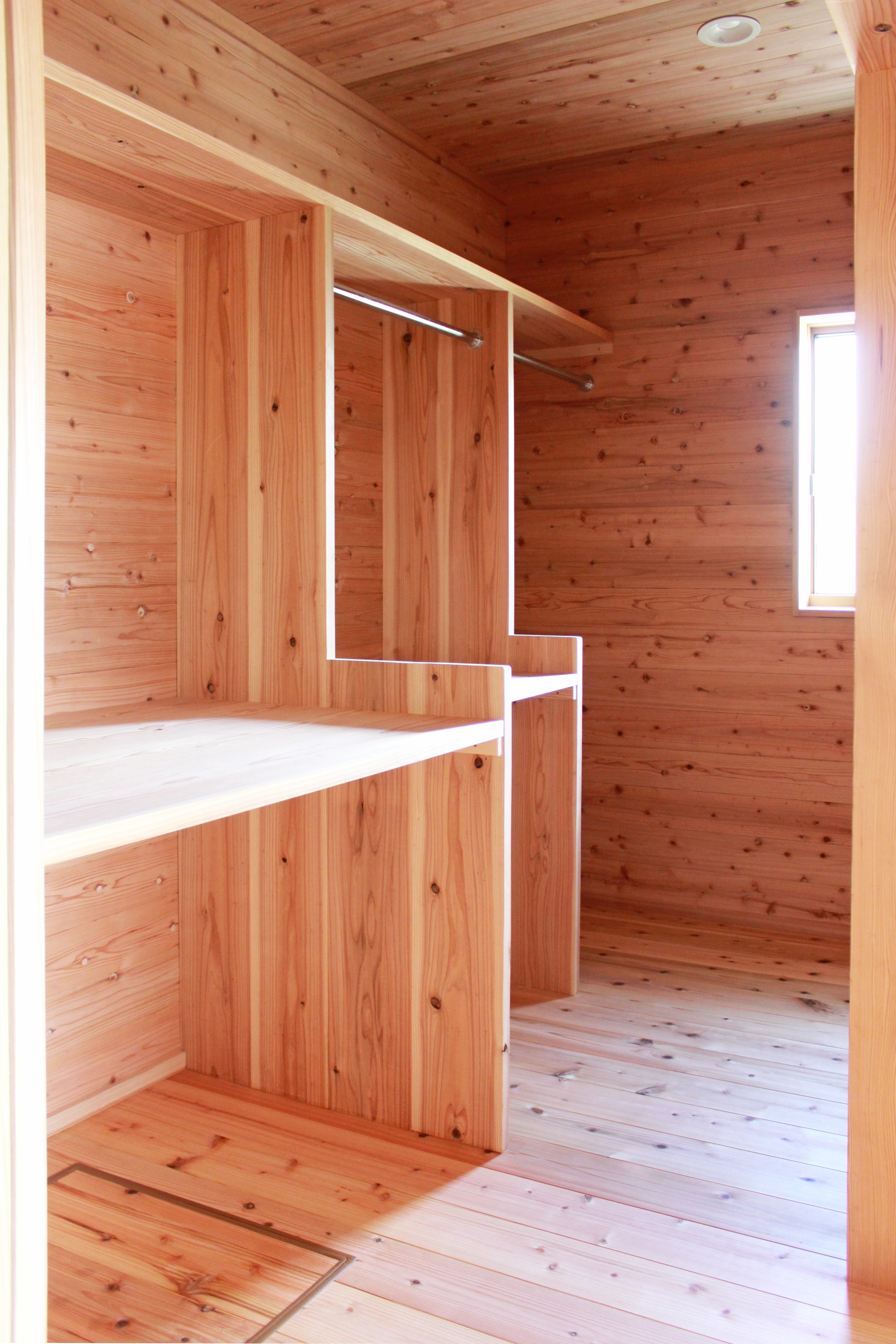 大分で建てる自然素材の家・もくせい工舎施工事例・宇佐市・ウォークインクローゼット