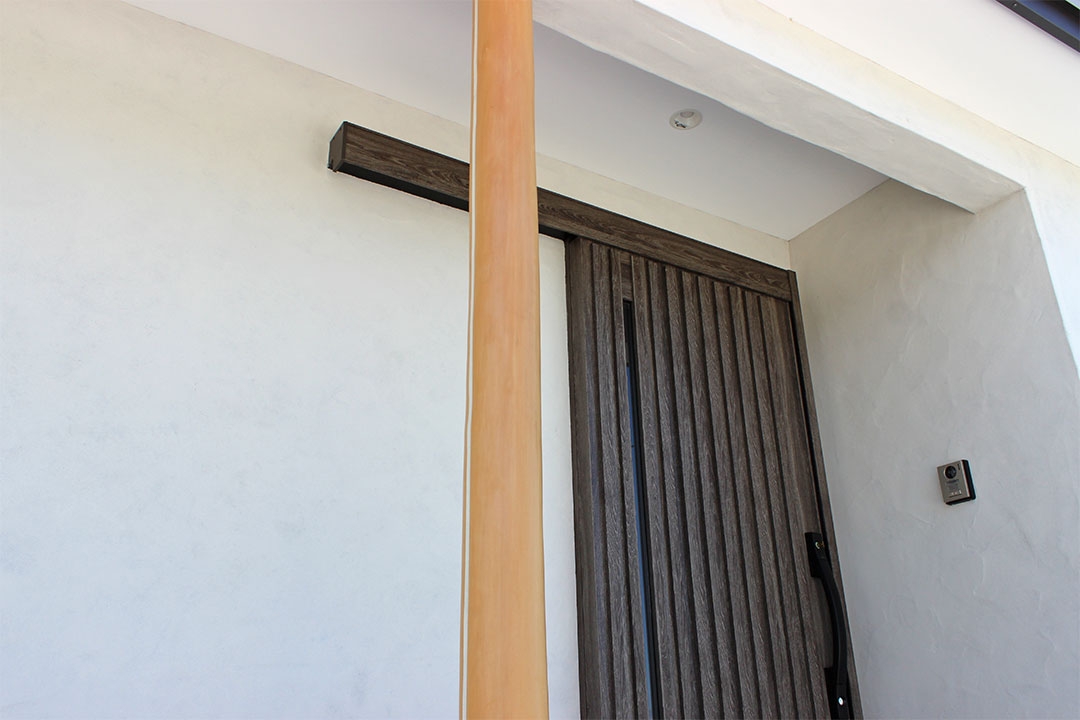 大分で建てる自然素材の家・もくせい工舎施工事例・宇佐市・外観・玄関の漆喰