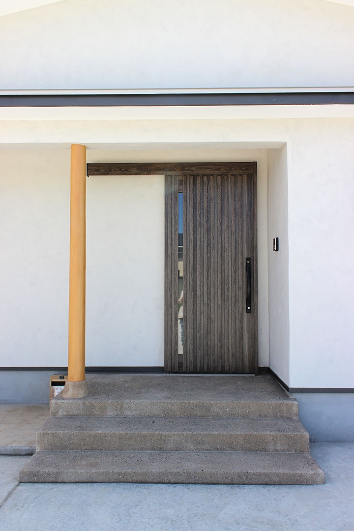大分で建てる自然素材の家・もくせい工舎施工事例・宇佐市・外観・玄関と三和土