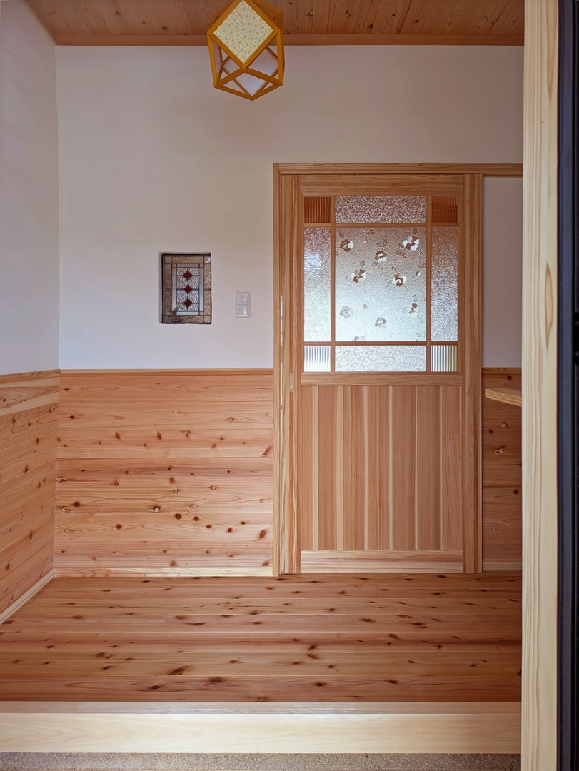 無垢の木と漆喰で作る自然素材のもくせい工舎の家・山香町・玄関ホール