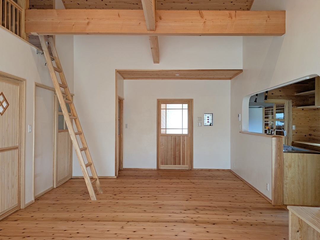 無垢の木と漆喰で作る自然素材のもくせい工舎の家・山香町・リビング