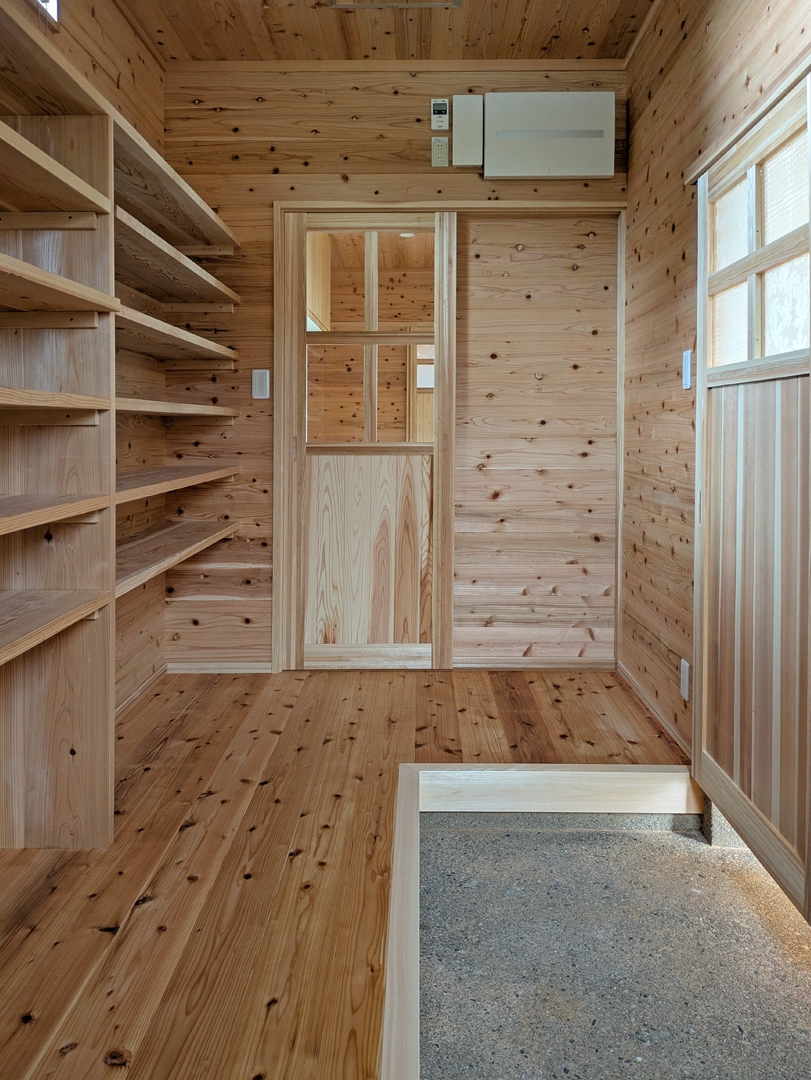 無垢の木と漆喰で作る自然素材のもくせい工舎の家・山香町・シューズクローゼット