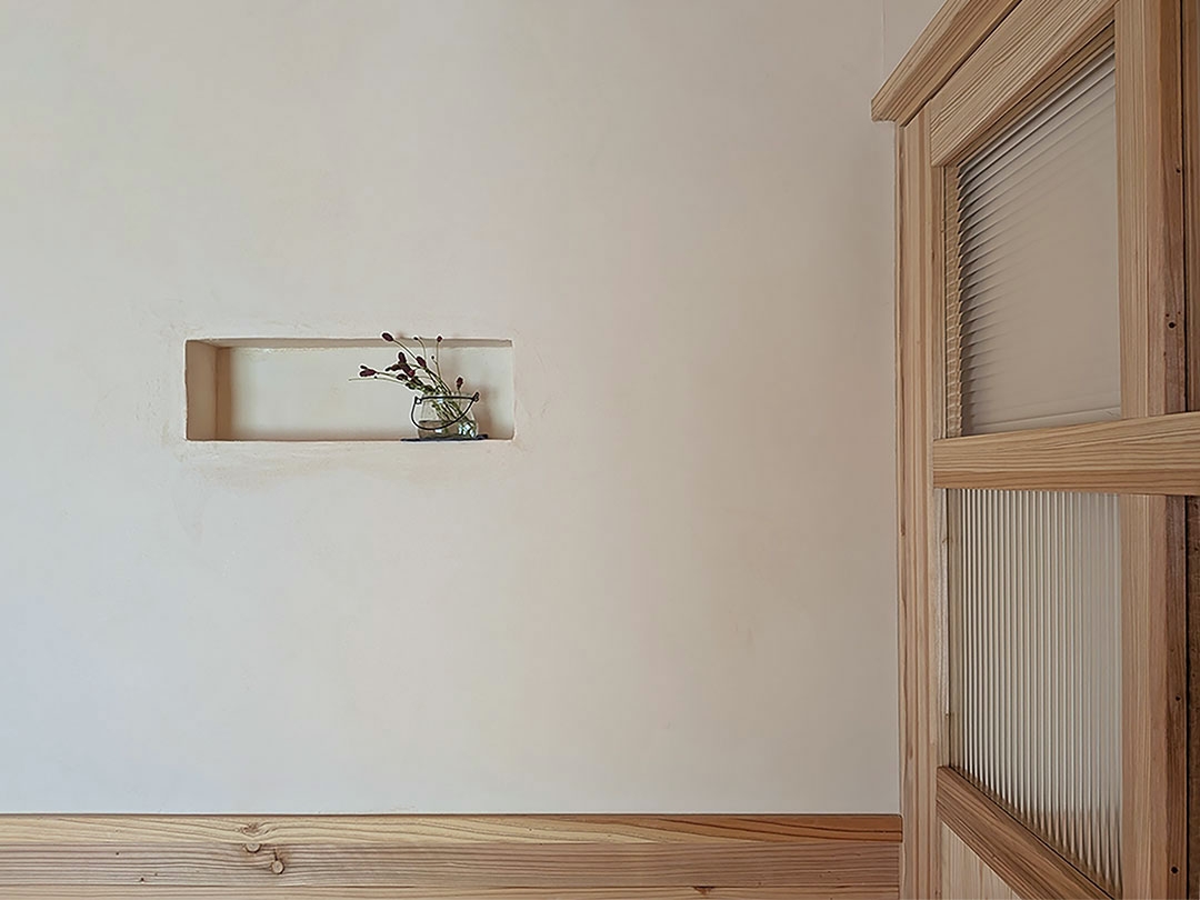 大分で建てる自然素材の家・もくせい工舎施工事例・宇佐市・リビング・建具とニッチ